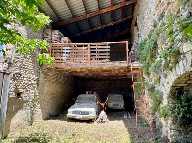 Grange à rénover au cœur du village