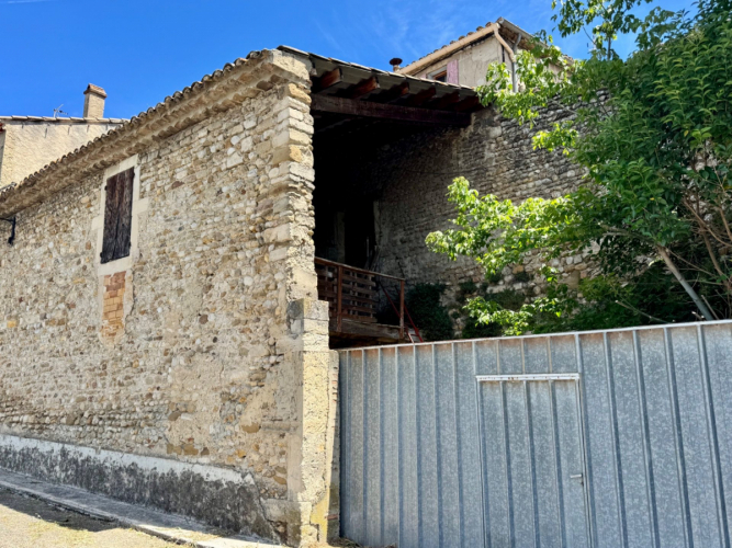 Grange à rénover au cœur du village