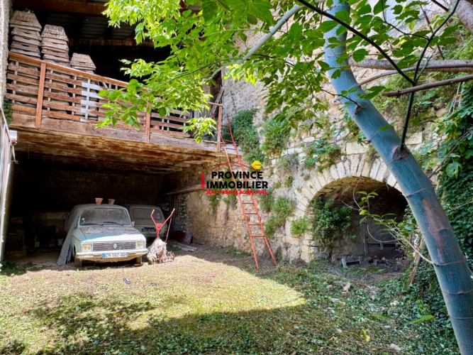 Grange à rénover au cœur du village