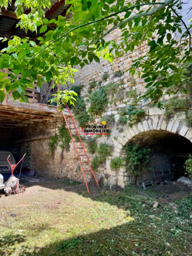 Grange à rénover au cœur du village