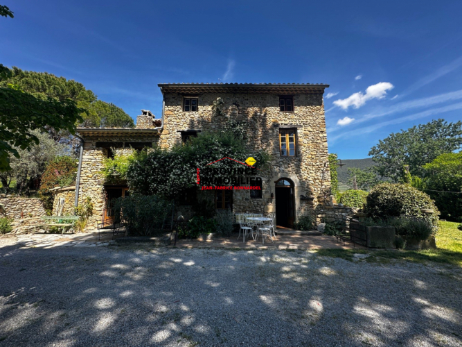 Propriété authentique avec vue dominante