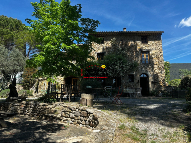 Propriété authentique avec vue dominante