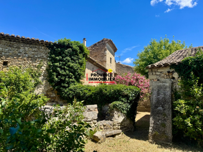 Maison en pierre à rénover avec jardin et dépendances