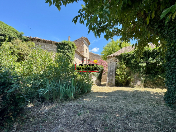 Maison en pierre à rénover avec jardin et dépendances