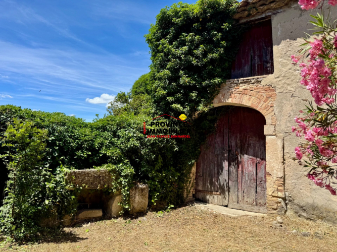 Maison en pierre à rénover avec jardin et dépendances