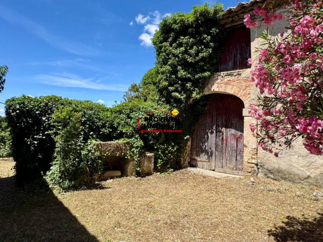 Maison en pierre à rénover avec jardin et dépendances