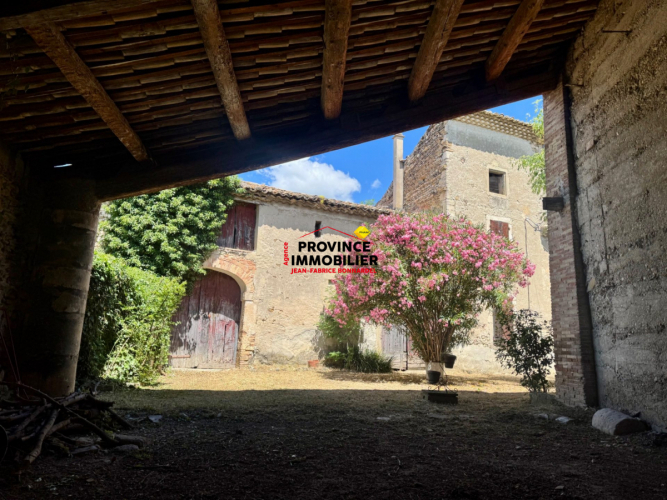 Maison en pierre à rénover avec jardin et dépendances