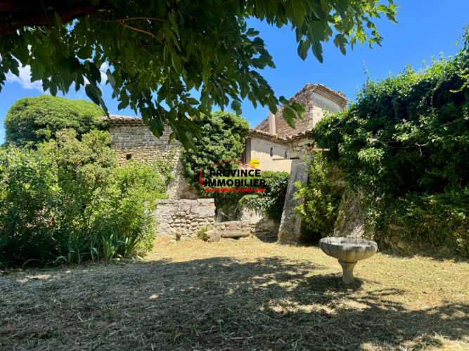 Maison en pierre à rénover avec jardin et dépendances