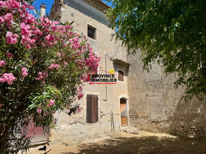 Maison en pierre à rénover avec jardin et dépendances