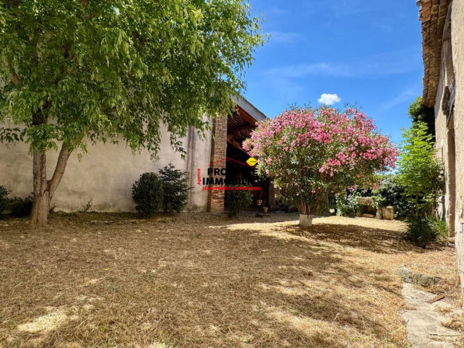 Maison en pierre à rénover avec jardin et dépendances