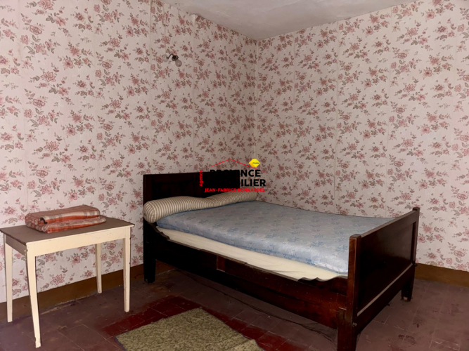 Maison en pierre à rénover avec jardin et dépendances