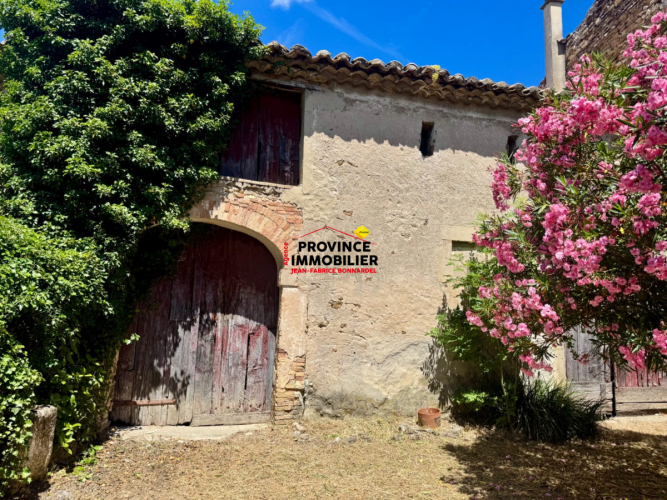 Maison en pierre à rénover avec jardin et dépendances