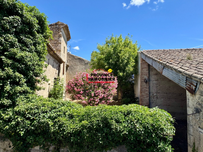 Maison en pierre à rénover avec jardin et dépendances