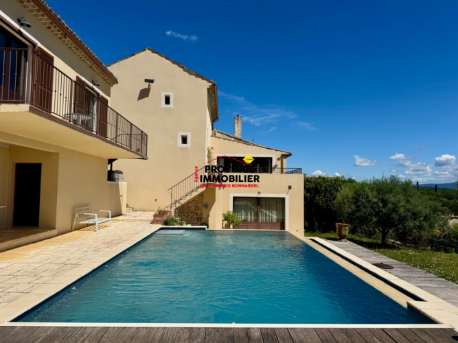 Maison de village avec vue, jardin et piscine