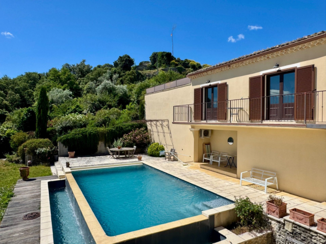 Maison de village avec vue, jardin et piscine