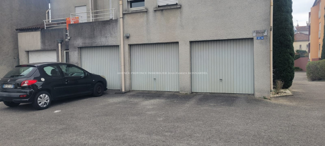 Lot de 12 garages situés sur trois communes différentes