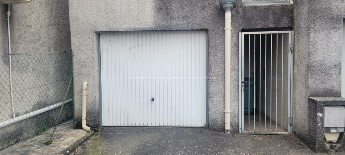 Lot de 12 garages situés sur trois communes différentes