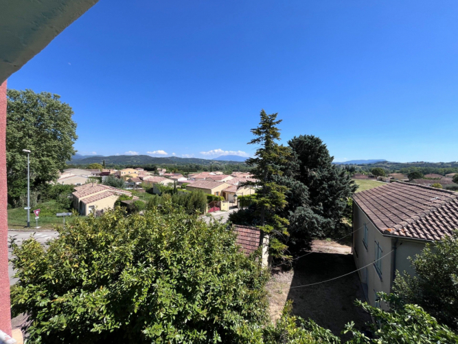 Vue dominante et potentiel rare pour cette maison de village