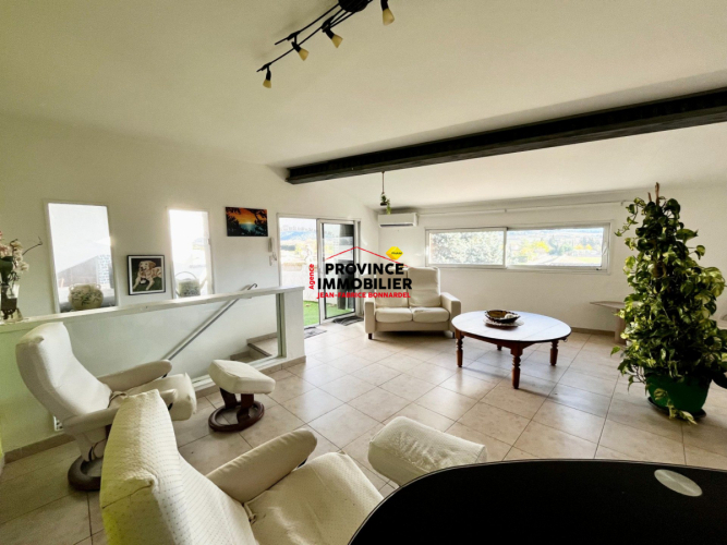 Vue dominante et potentiel rare pour cette maison de village