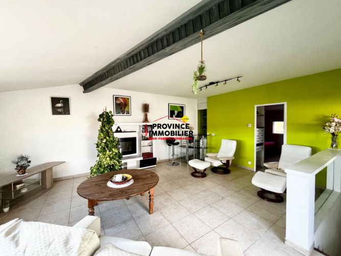 Vue dominante et potentiel rare pour cette maison de village