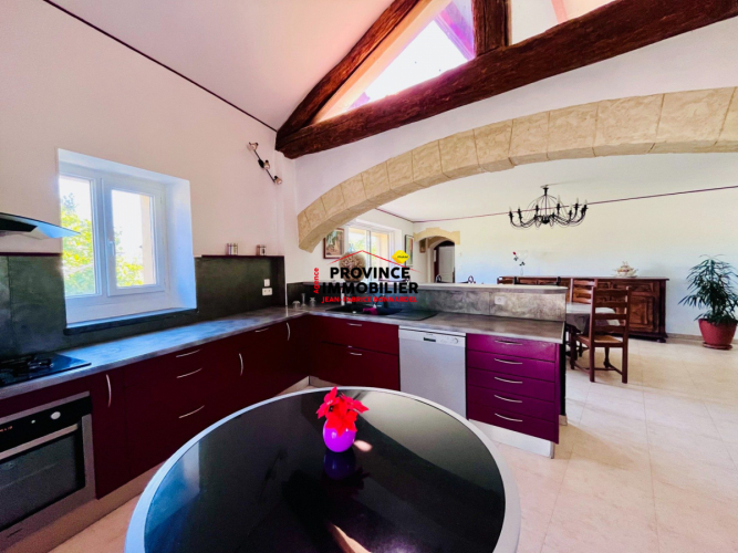 Vue dominante et potentiel rare pour cette maison de village