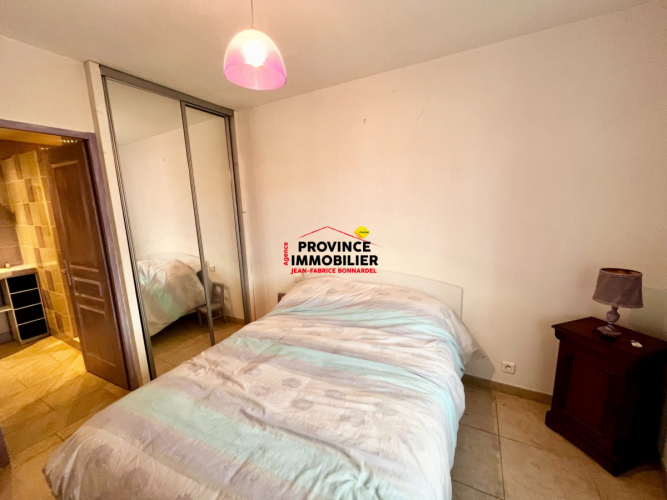 Vue dominante et potentiel rare pour cette maison de village