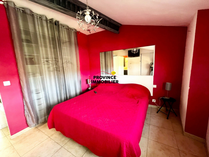 Vue dominante et potentiel rare pour cette maison de village