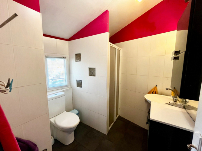 Vue dominante et potentiel rare pour cette maison de village