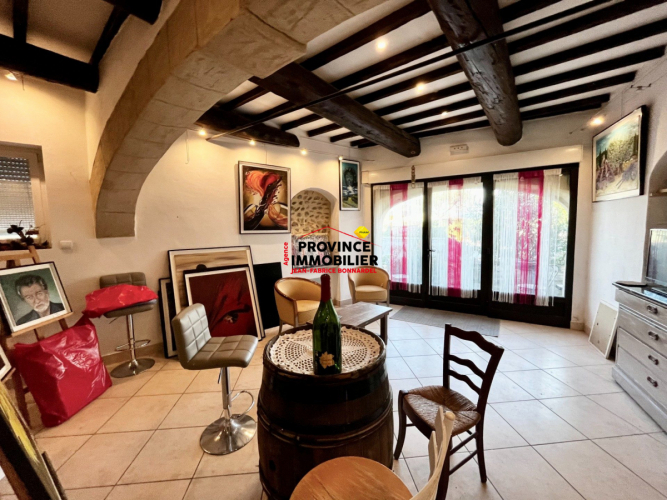 Vue dominante et potentiel rare pour cette maison de village