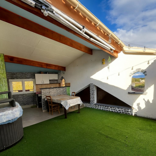 Vue dominante et potentiel rare pour cette maison de village