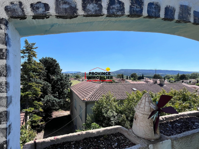 Vue dominante et potentiel rare pour cette maison de village