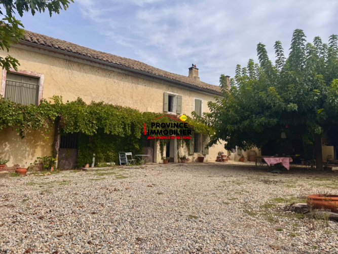 Charmant Mas Provençal en Campagne