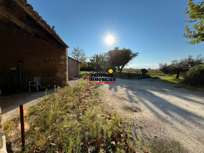 En campagne avec vue dégagée sur les vignes et fort potentiel