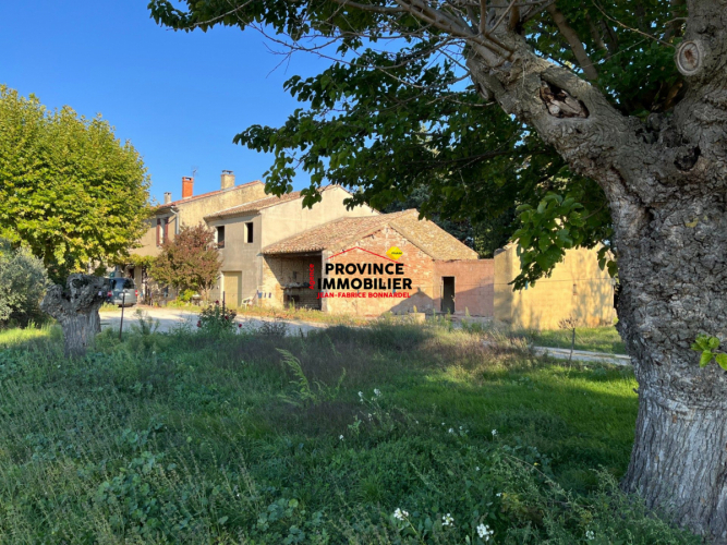 En campagne avec vue dégagée sur les vignes et fort potentiel