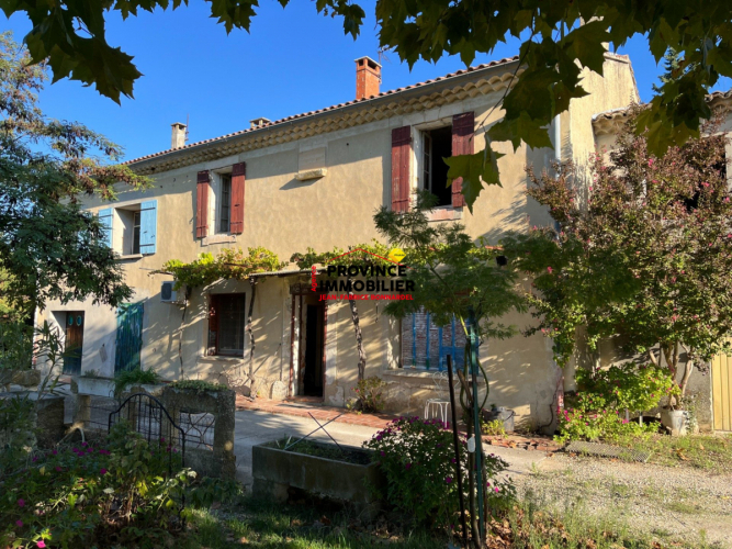En campagne avec vue dégagée sur les vignes et fort potentiel