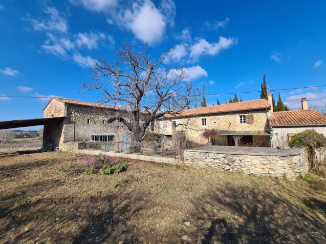 Ferme typiquement provençale avec grand terrain