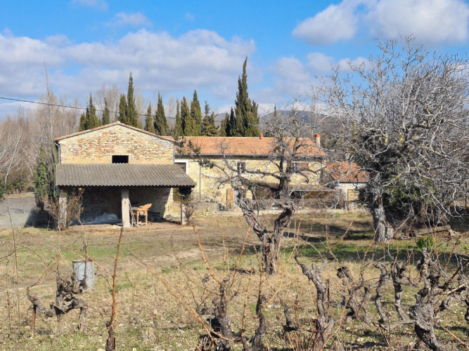 Ferme typiquement provençale avec grand terrain