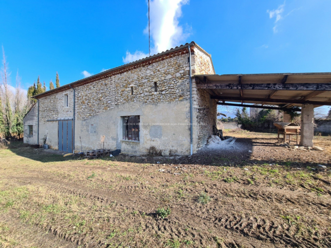 Ferme typiquement provençale avec grand terrain
