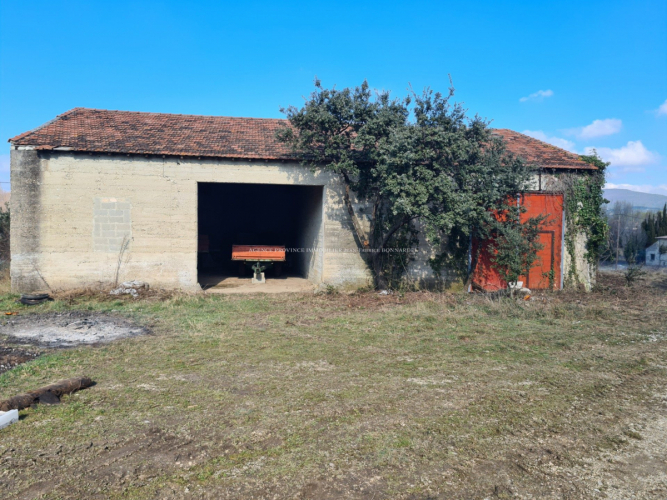 Ferme typiquement provençale avec grand terrain