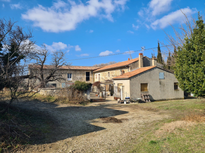 Ferme typiquement provençale avec grand terrain
