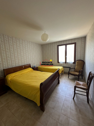 Spacieuse Villa avec Vue sur le château