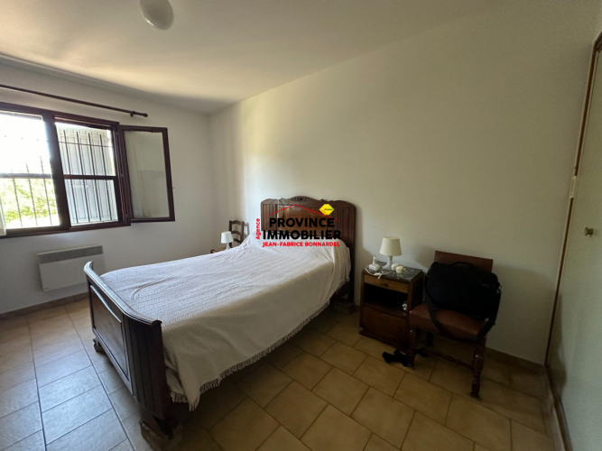 Spacieuse Villa avec Vue sur le château