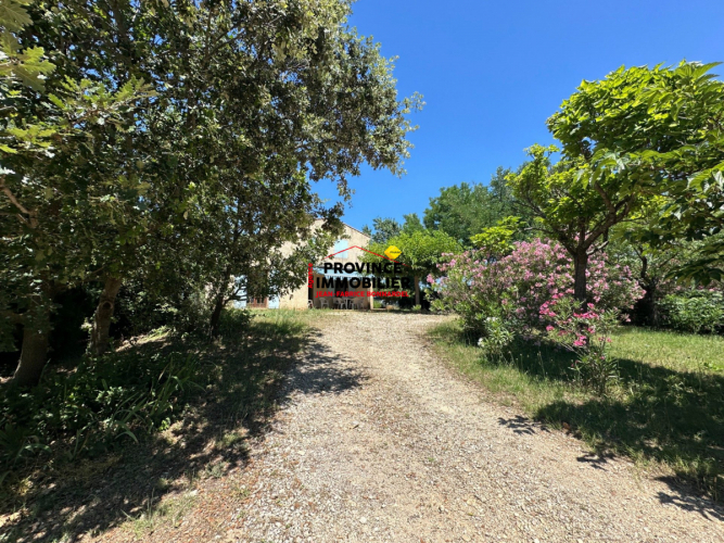 Spacieuse Villa avec Vue sur le château