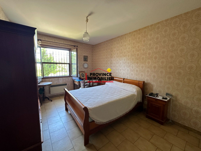 Spacieuse Villa avec Vue sur le château