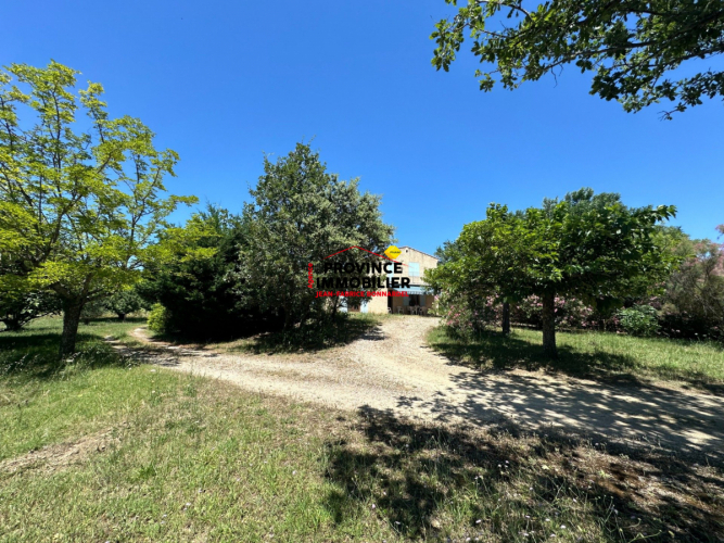 Spacieuse Villa avec Vue sur le château