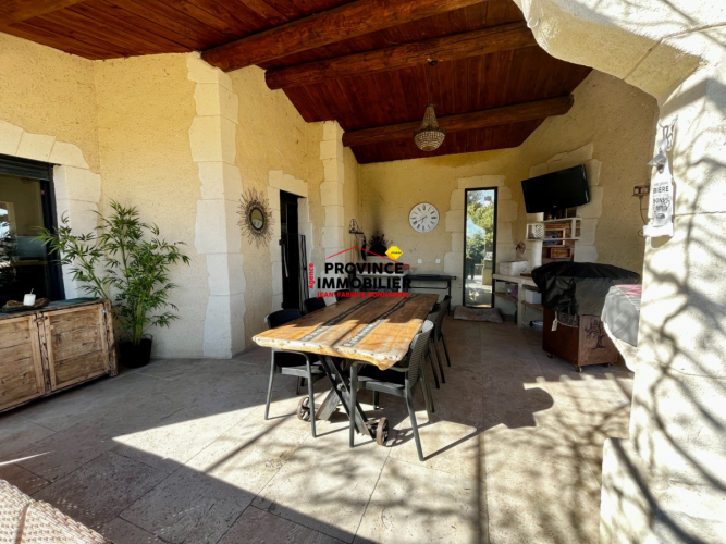 Villa de charme contemporaine sur 2500 m² de terrain et vue