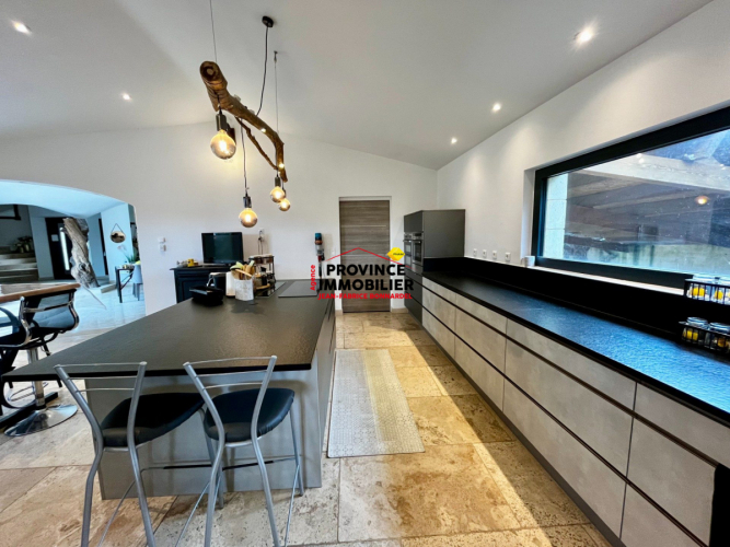 Villa de charme contemporaine sur 2500 m² de terrain et vue