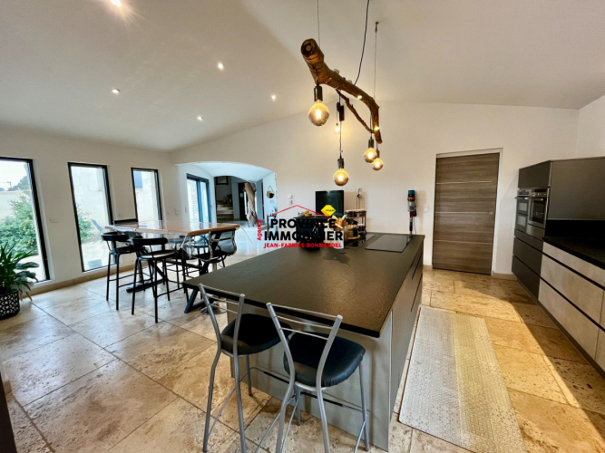 Villa de charme contemporaine sur 2500 m² de terrain et vue