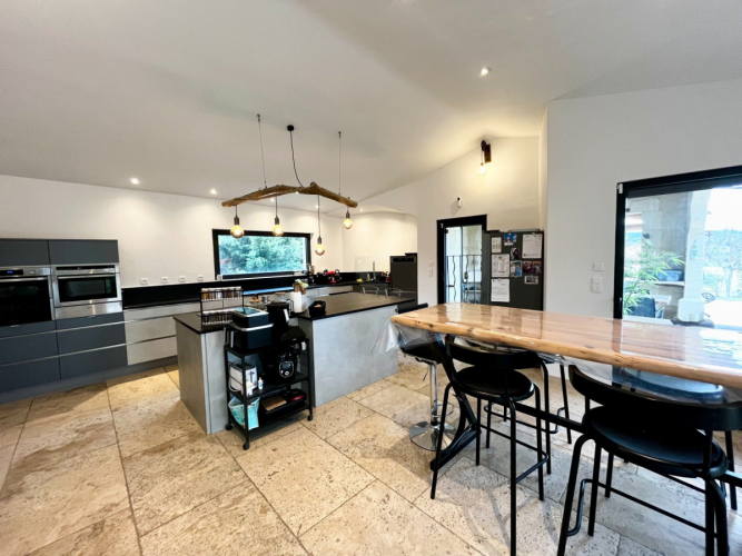 Villa de charme contemporaine sur 2500 m² de terrain et vue