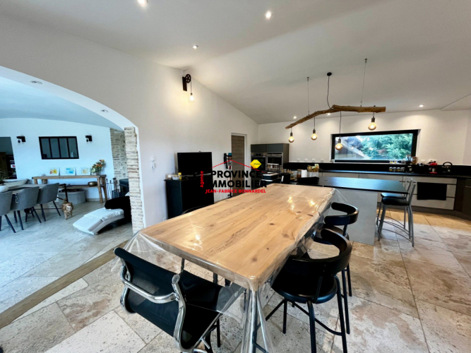 Villa de charme contemporaine sur 2500 m² de terrain et vue